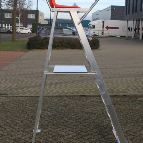 Scheidsrechterstoel met kuipzitting 15 Deze scheidsrechtersstoelen zijn geschikt voor binnen en buiten (voor binnen uitgevoerd met een rubberen voeten). Eenvoudig op te bergen en daarnaast zijn deze scheidrechterstoelen verrassend voordelig.